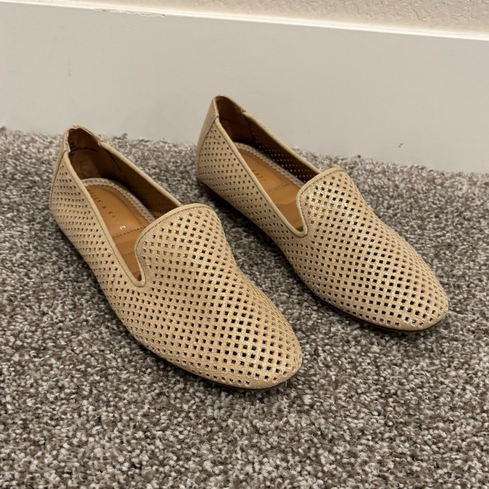 NWOT Kelly & Kate flat, size 7, gold